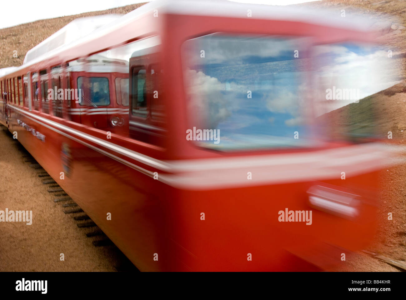 Colorado, Colorado Springs. Pikes Peak Cog Railway. Viste dal treno cog delle macchine che passano. Proprietà rilasciato. Foto Stock