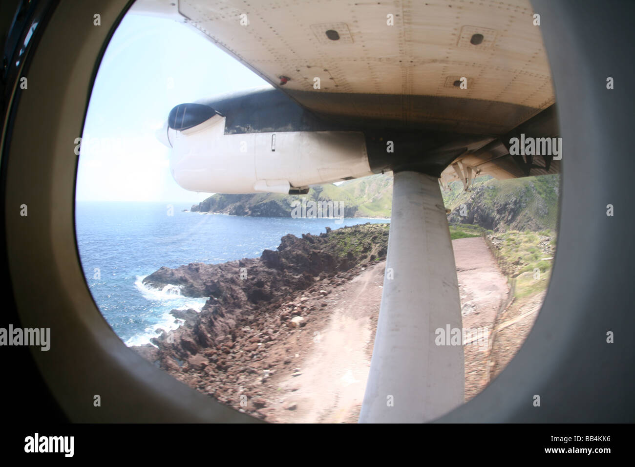 Vista da un piccolo aeroplano oltre la linea di costa dell'isola dei Caraibi Saba nelle Antille olandesi Foto Stock