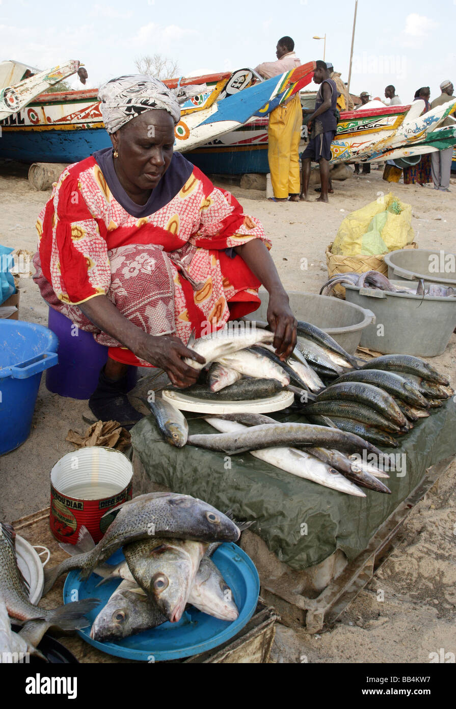 Donna di vendita del pesce al mercato del pesce spiaggia di Dakar in Senegal Foto Stock