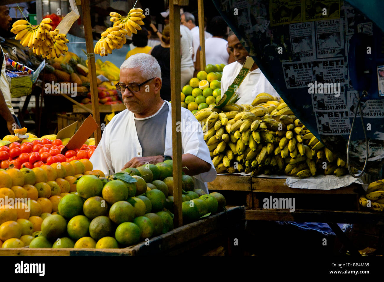 Un fornitore di frutta su una strada sul mercato Ronald de Carvalho street, Copacabana, Rio de Janeiro, Brasile Foto Stock