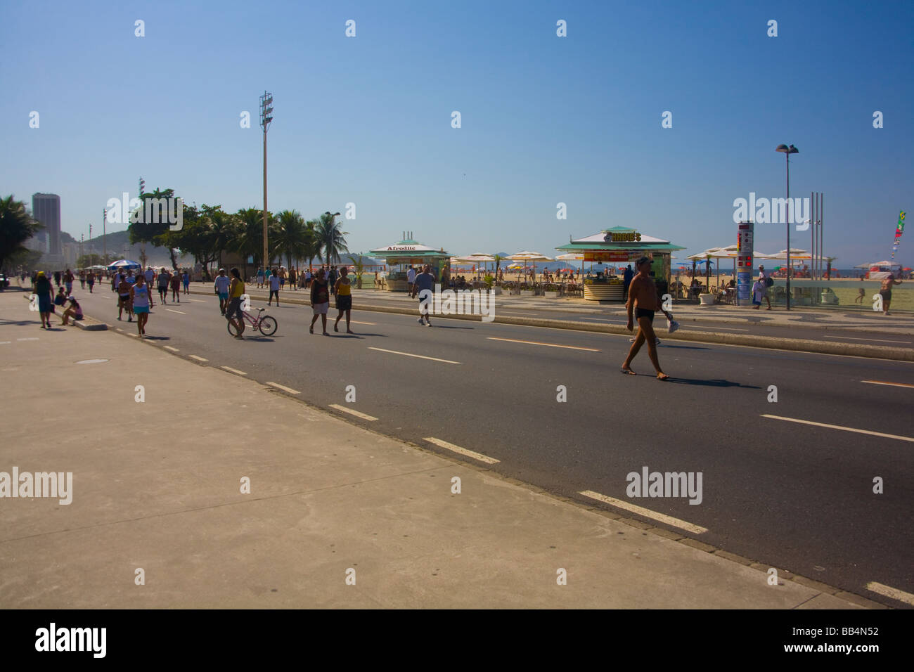 Domenica passeggini sulla Avenida Atlantica dalla spiaggia di Copacabana e di Rio de Janeiro in Brasile. Foto Stock