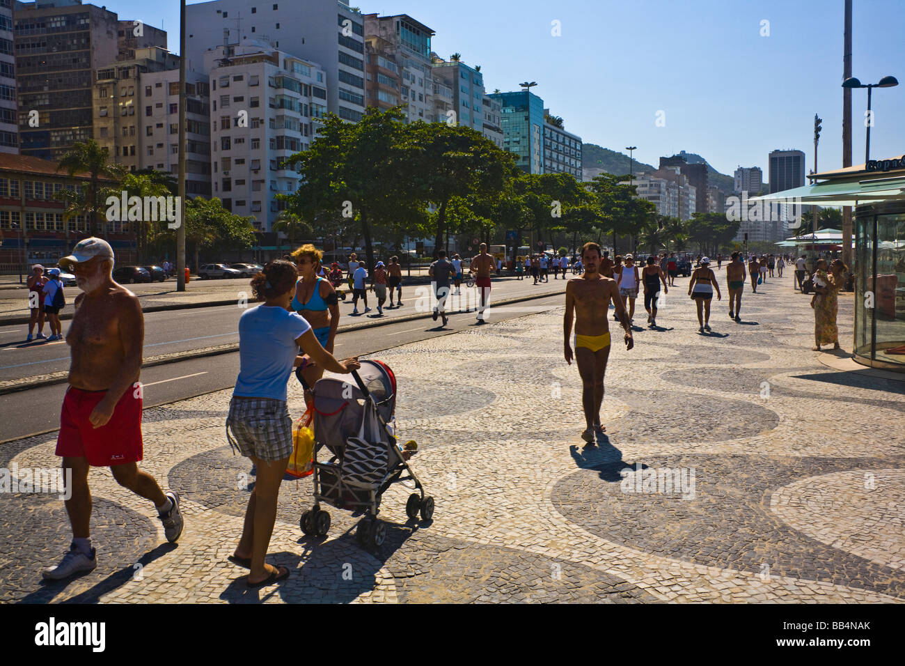 Domenica passeggini sulla Avenida Atlantica dalla spiaggia di Copacabana e di Rio de Janeiro in Brasile. Foto Stock