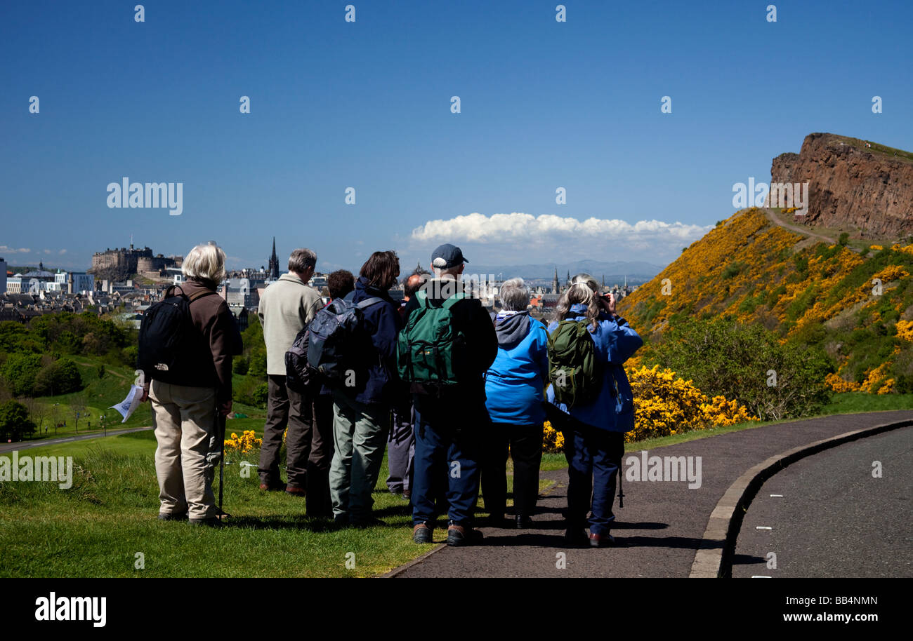 Maschio e femmina su una geologia tour a piedi attraverso il Parco Holyrood, Edimburgo, Scozia, Regno Unito, Europa Foto Stock