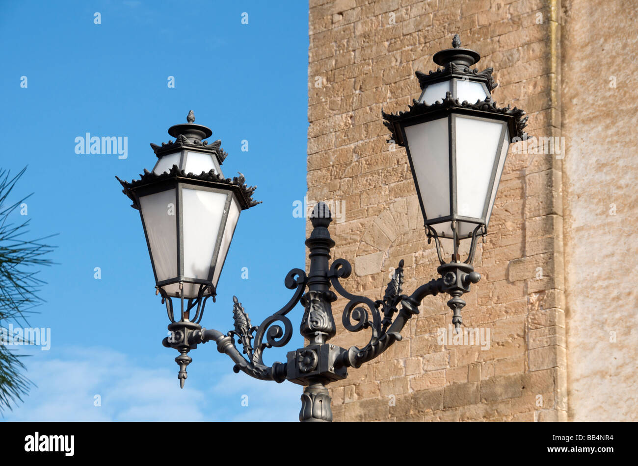 Lanterne di strada Chiesa di Cosme e Damiano Pina Maiorca Isole Baleari Spagna Foto Stock