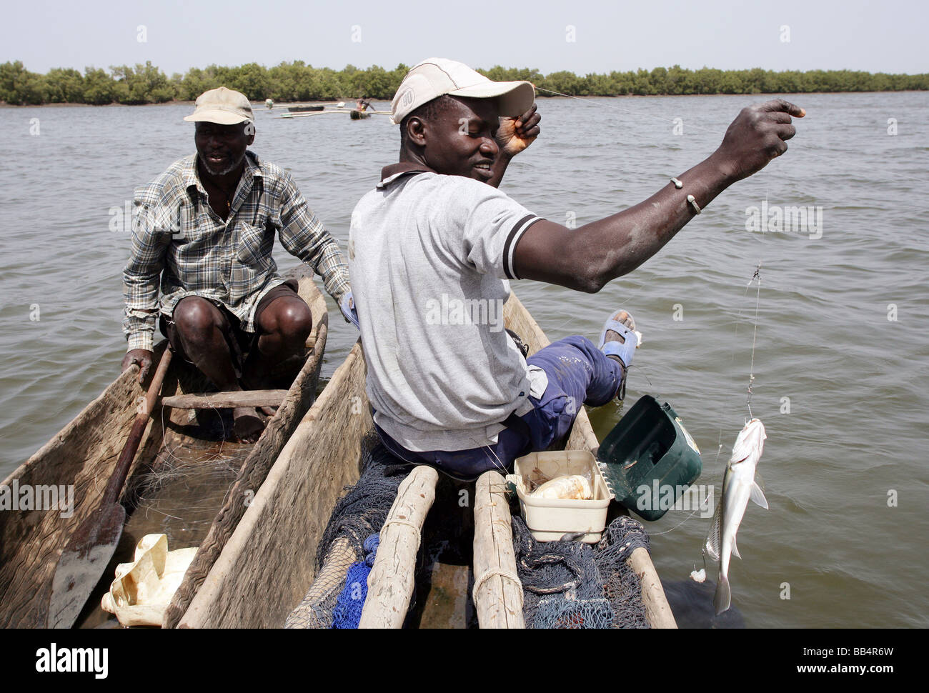 Senegal: i pescatori nella sua piroga sul fiume Casamance Foto Stock