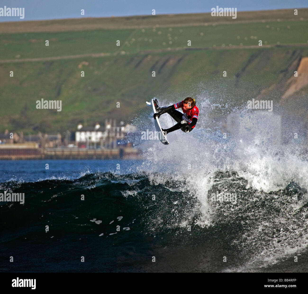 Surf concorrente prende all'aria in O'Neill 'acqua fredda Classic' concorrenza a Thurso East, Thurso, Caithness in Scozia Foto Stock