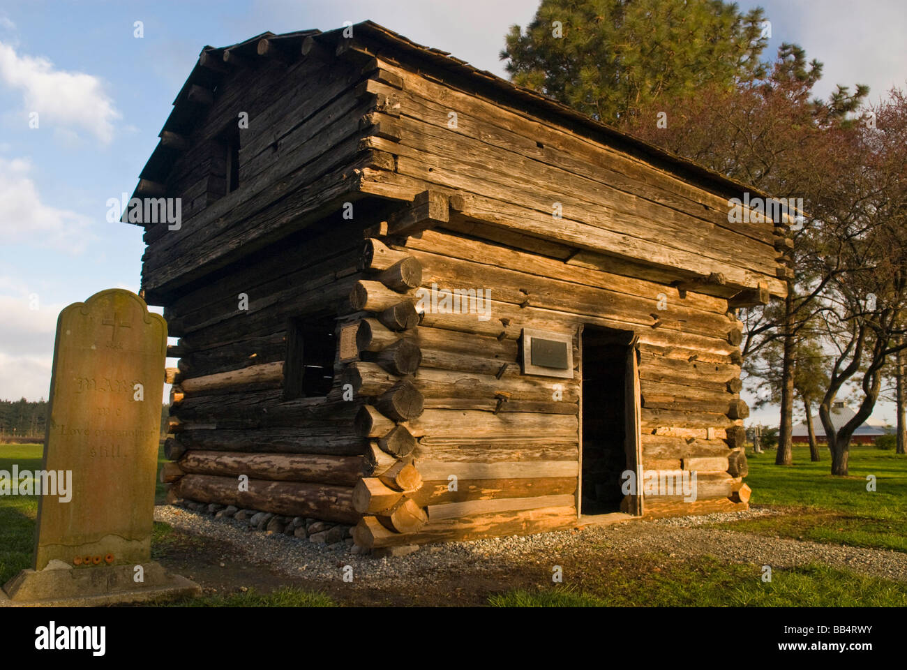 Stati Uniti d'America, WA, Whidbey Island, Fort Ebey parco dello stato. Sunnyside cimitero parte di Ebey's Landing storico nazionale di riserva. Foto Stock