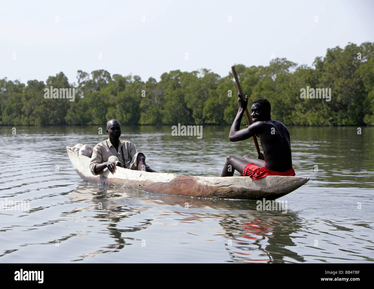 Senegal: i pescatori in una piroga sul fiume Casamance Foto Stock