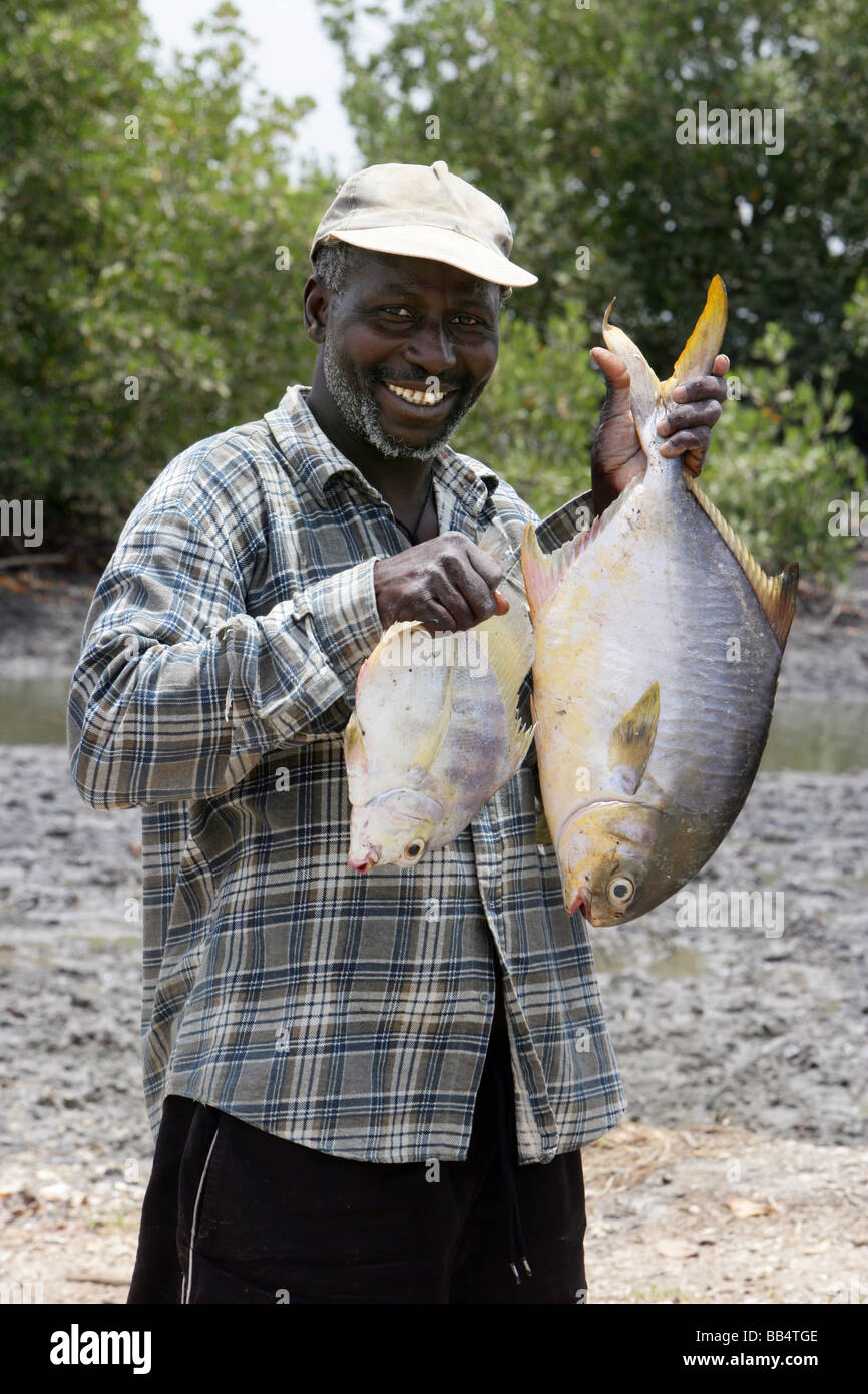 Pescatore e la sua cattura dal fiume Casamance, Ziguinchor, Senegal Foto Stock