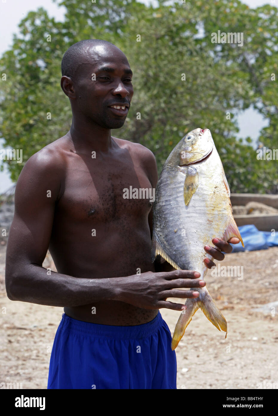 Pescatore e la sua cattura dal fiume Casamance, Ziguinchor, Senegal Foto Stock