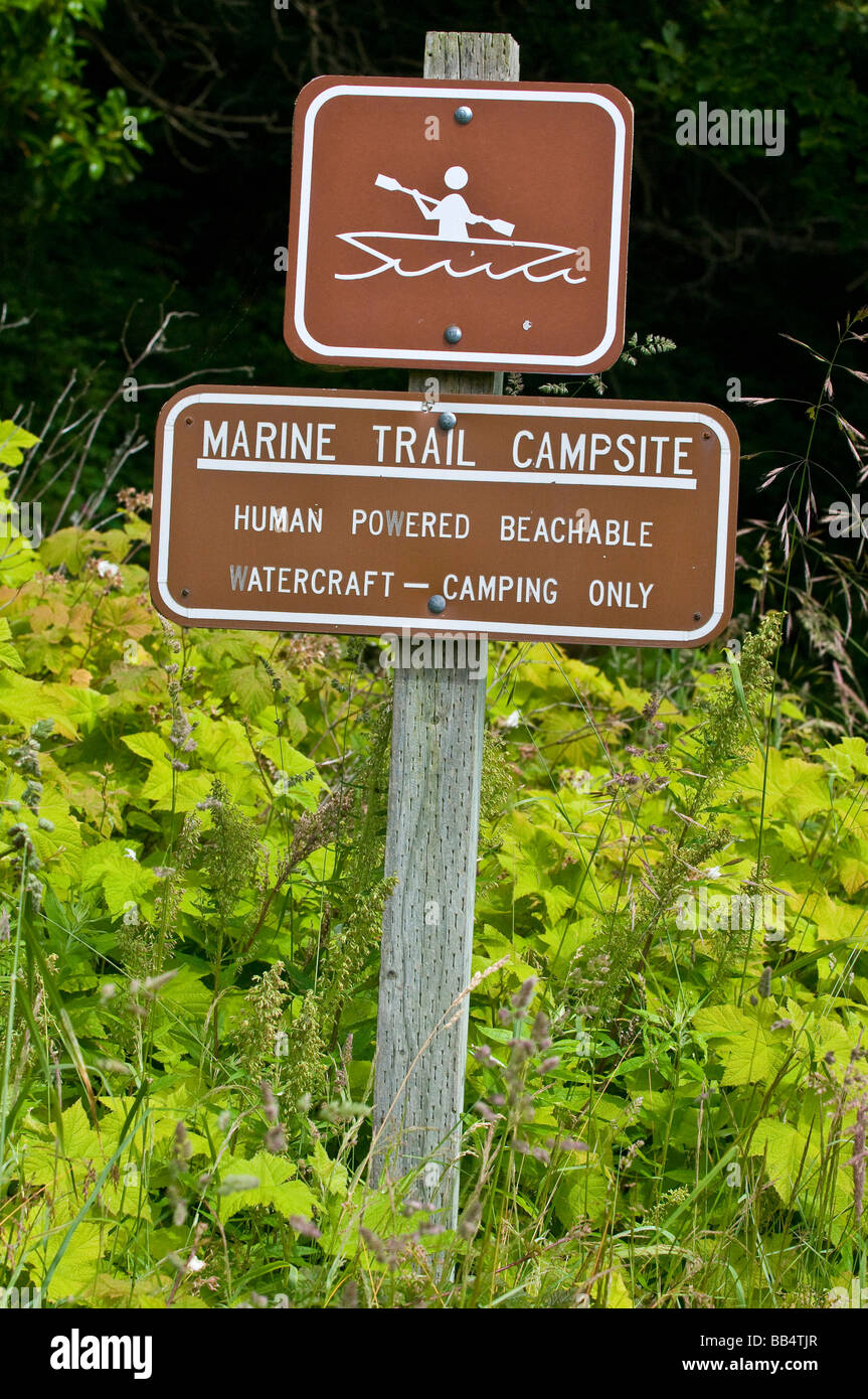WA, Camano Island State Park. Marine Cascadia Trail System fornisce la primitiva campeggi per non motorizzate barche. Foto Stock