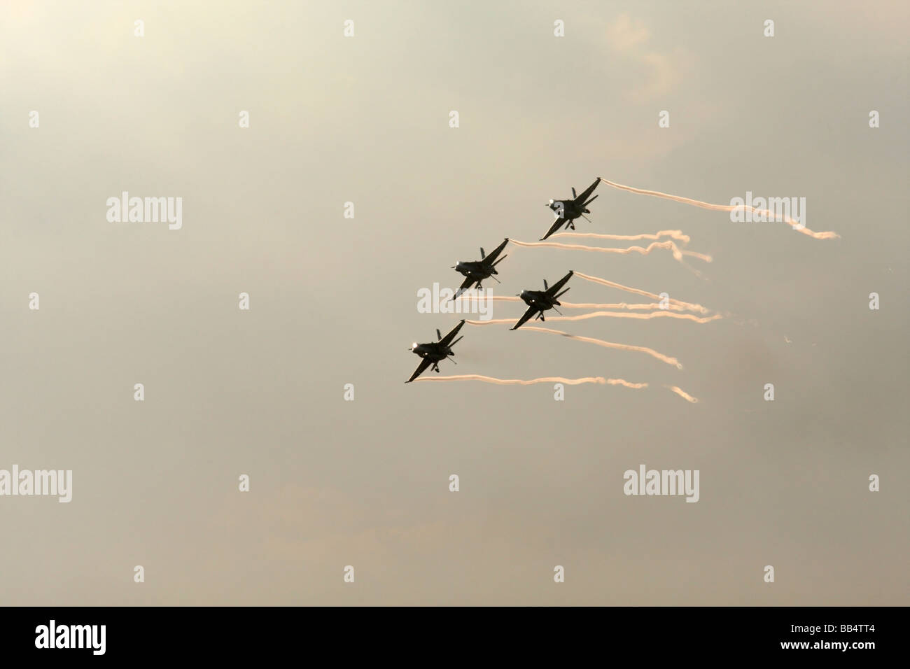 Una formazione di 4 F/A-18 Hornet Jet Fighters con sentieri di vapore da Ali Foto Stock