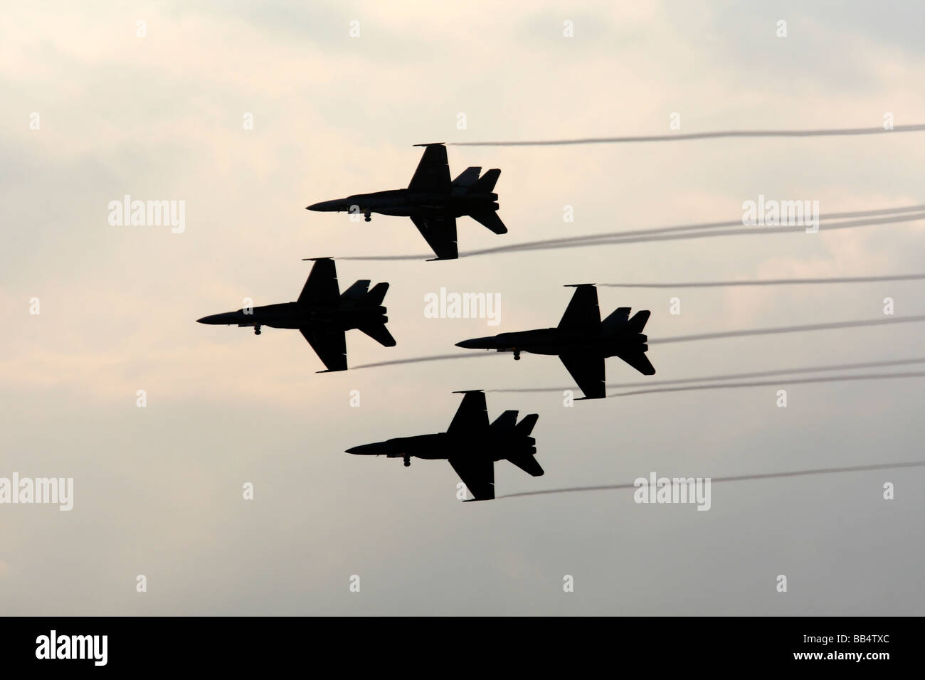 Una formazione di 4 F/A-18 Hornet Jet Fighters con sentieri di vapore da Ali Foto Stock