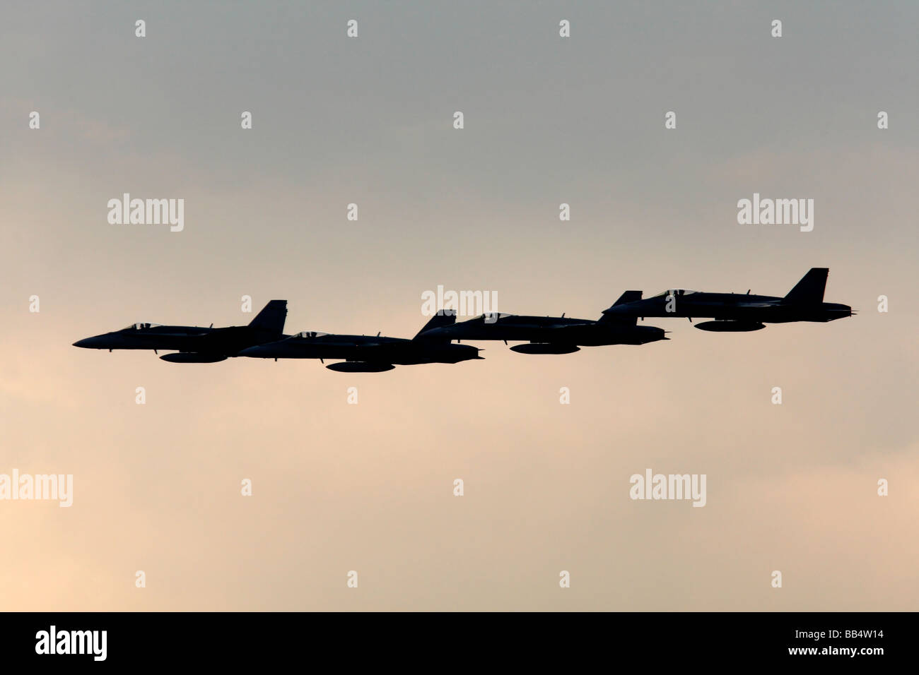 Una vista laterale di 4 F/A-18 Hornet Jet Fighters in formazione Foto Stock