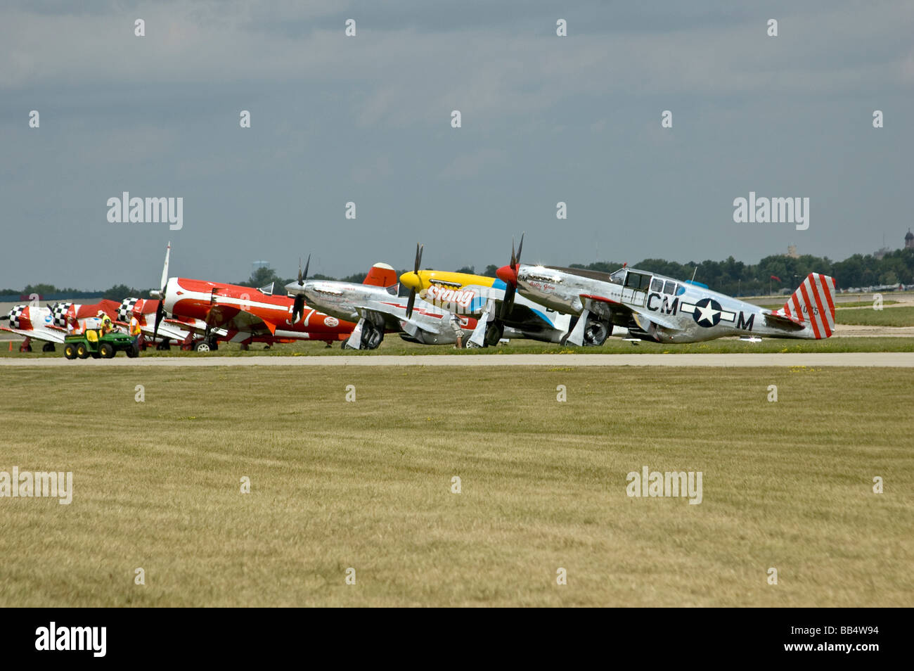 Super Corsair, P-51C e P-51D Mustangs con Shell Aero A-6s sulla lotta linea ad Oshkosh, Wisconsin Foto Stock