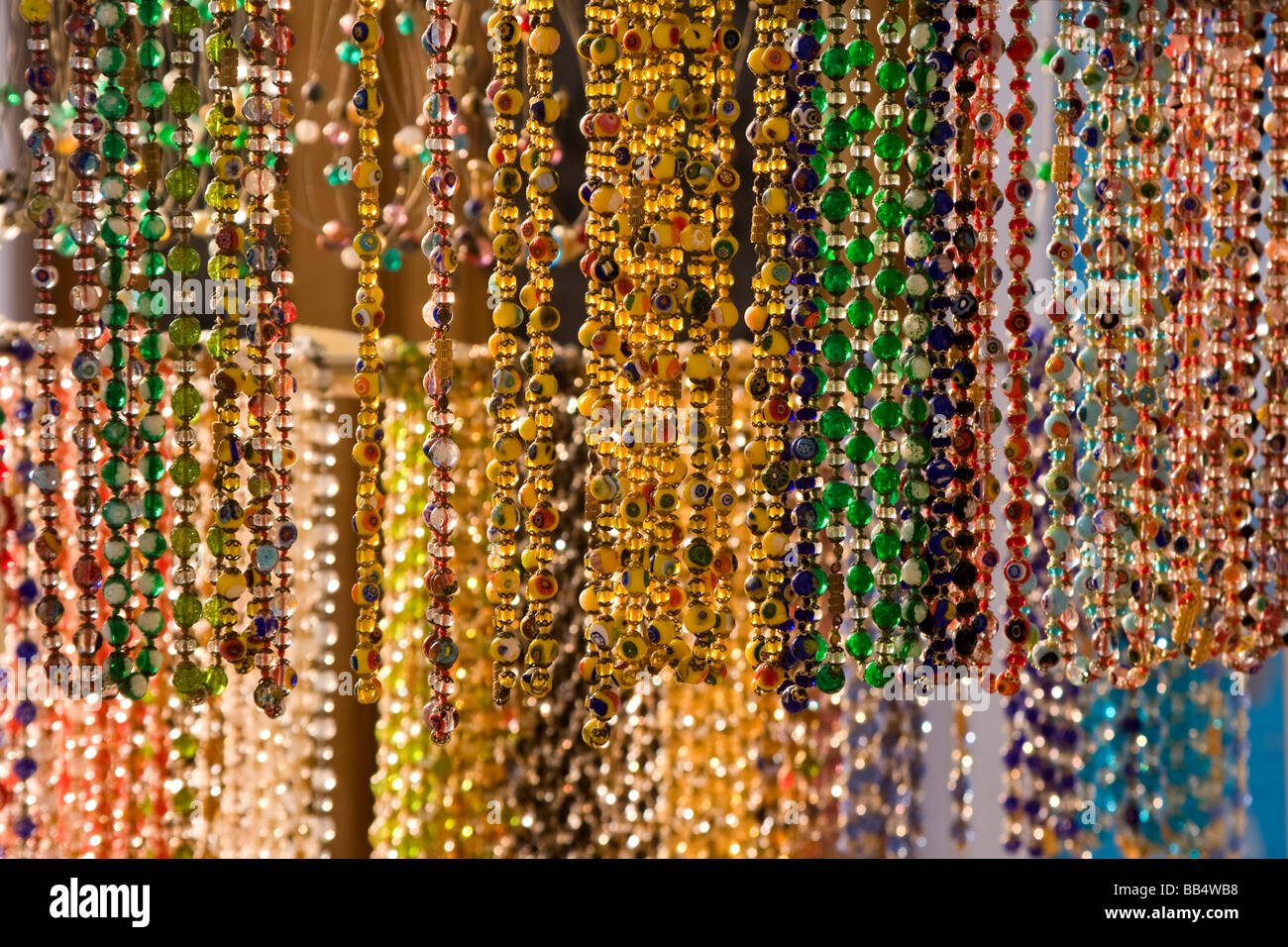 L'Italia, Venezia e Burano. Il display di colorate in vetro di Murano  perline Foto stock - Alamy