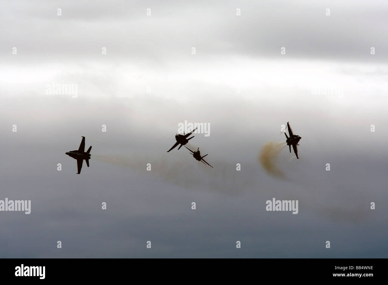 4 F/A-18 Hornet Jet Fighters eseguendo una manovra di spunto Foto Stock