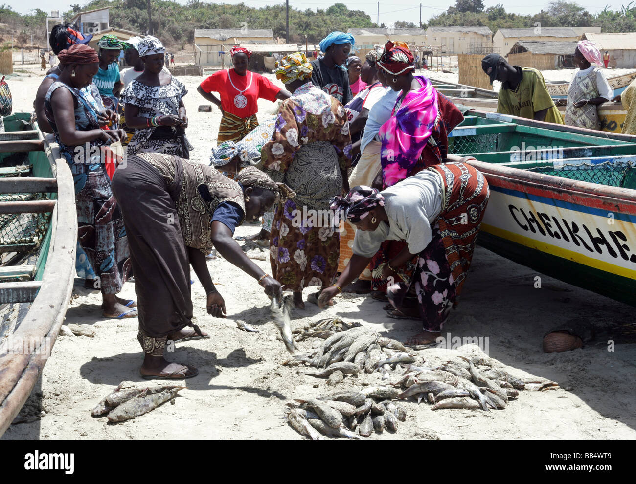Donne ordina la pesca fresca sulla spiaggia di Kap Skirring, Senegal Foto Stock