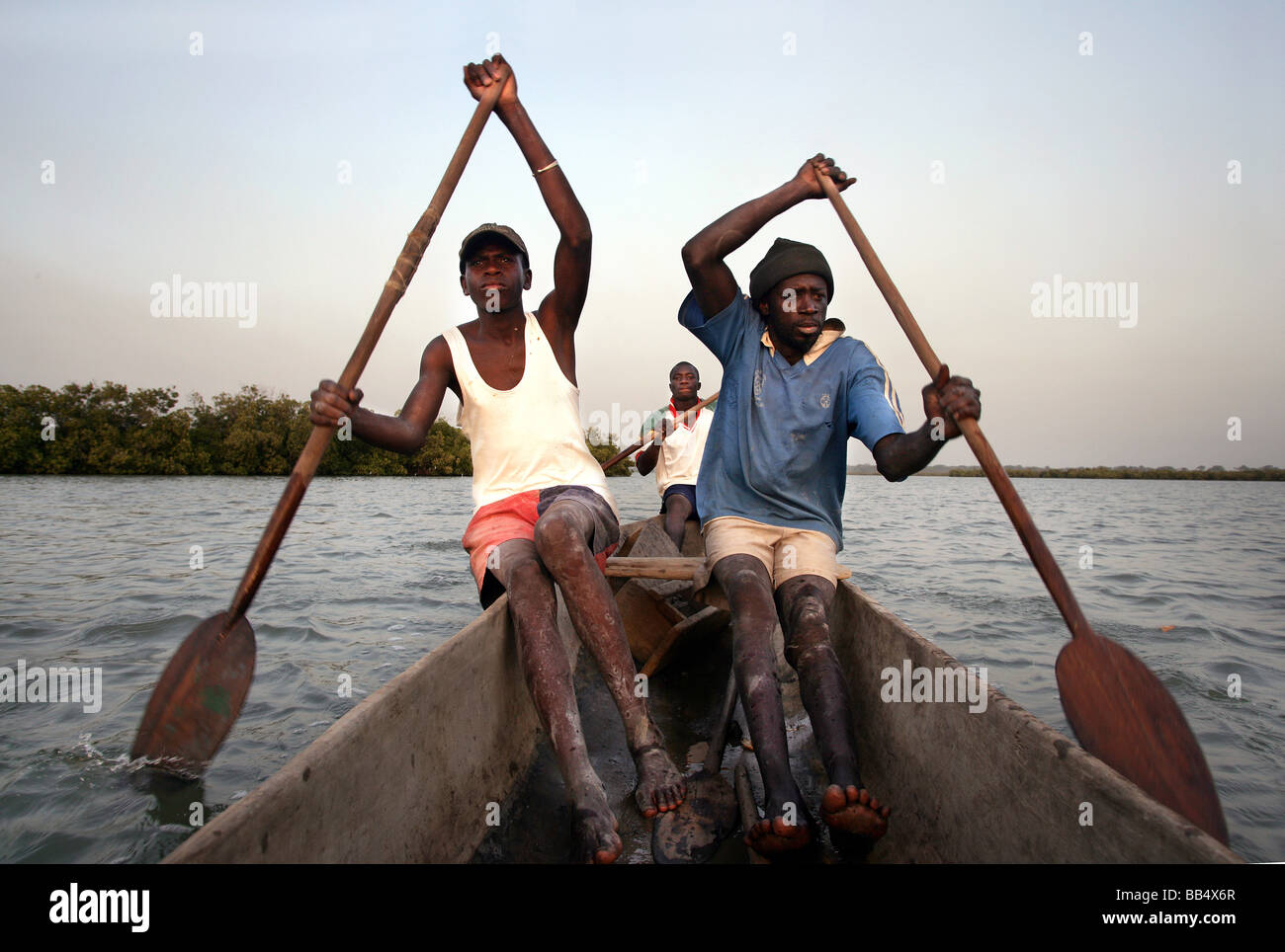 Senegal: pescatore in una piroga sul fiume Casamance Foto Stock