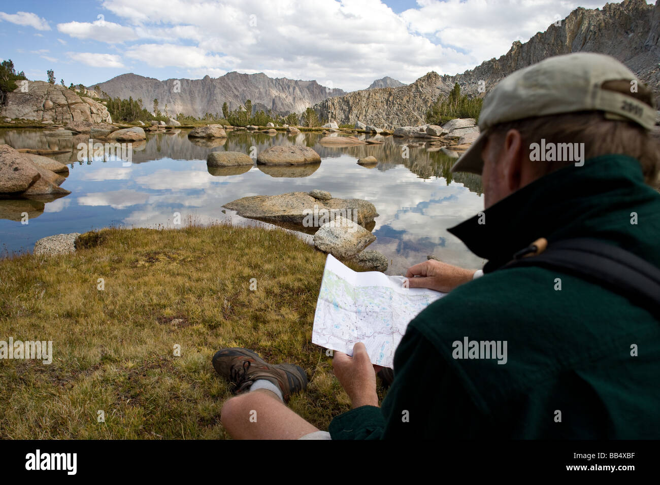 Escursionista lettura mappa bacino Sabrina John Muir Wilderness Sierra Nevada Foto Stock