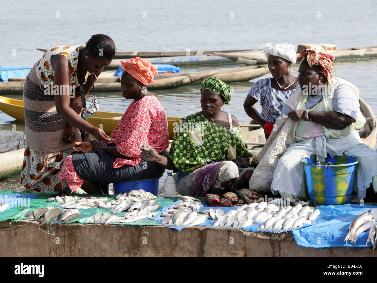 Senegal: le donne di vendita del pesce al mercato del pesce del porto di Ziguinchor Foto Stock