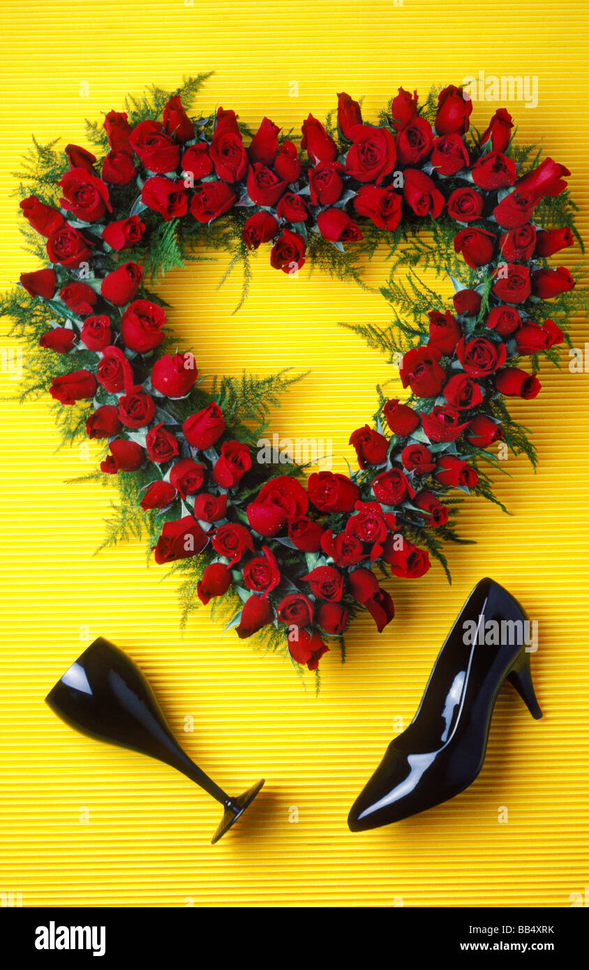 Red Rose cuore e bicchiere di vino con scarpa Foto Stock
