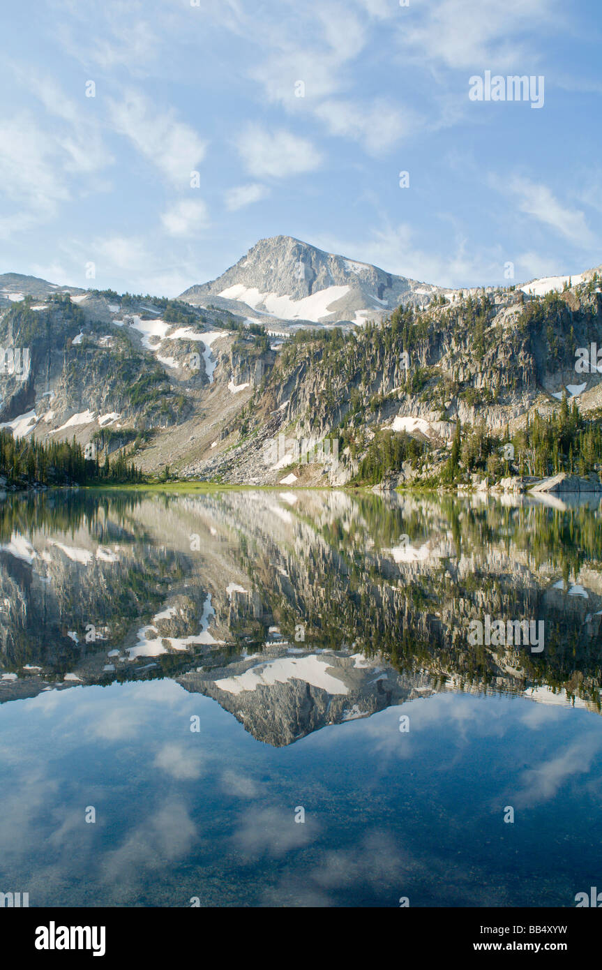 Eagle Cap picco, Mirror Lake, Eagle Cap deserto, Oregon, Stati Uniti d'America; picco di montagna si riflette nel lago Foto Stock