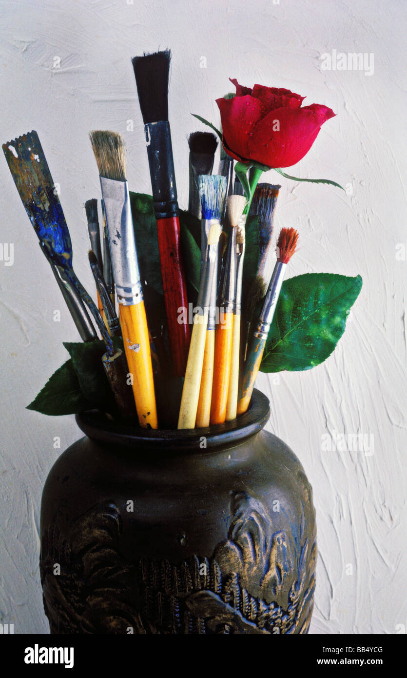 Vaso con pennelli e red rose Foto Stock