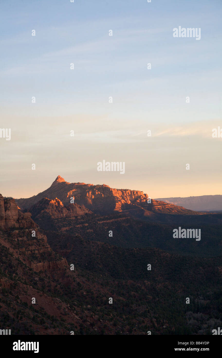 Estremità occidentale dell'altopiano del Colorado al tramonto vista sud da Kolob canyon si affacciano Zion National Park nello Utah Foto Stock