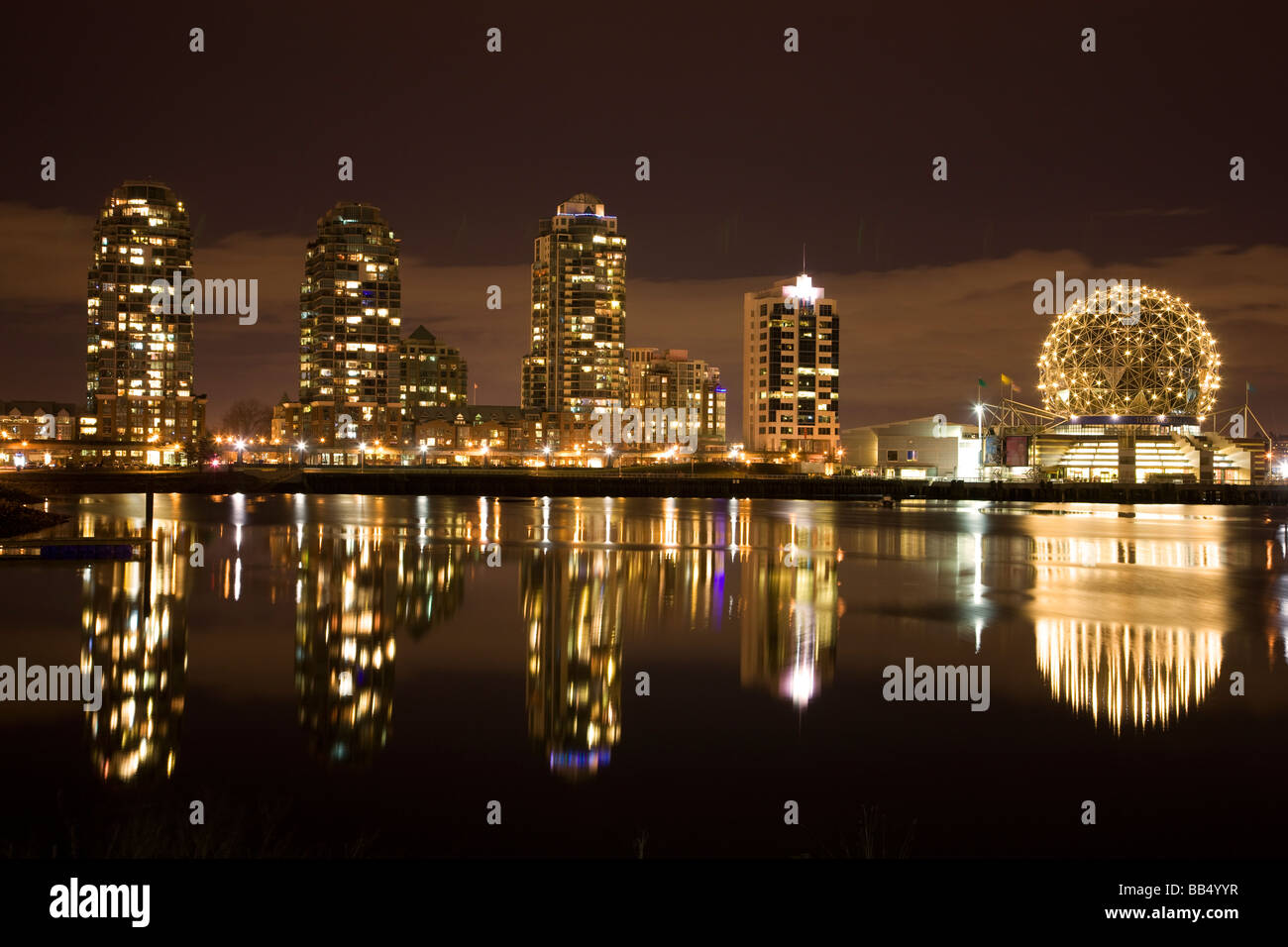 Lo skyline della città di Vancouver e il mondo della scienza della Columbia britannica in Canada Foto Stock