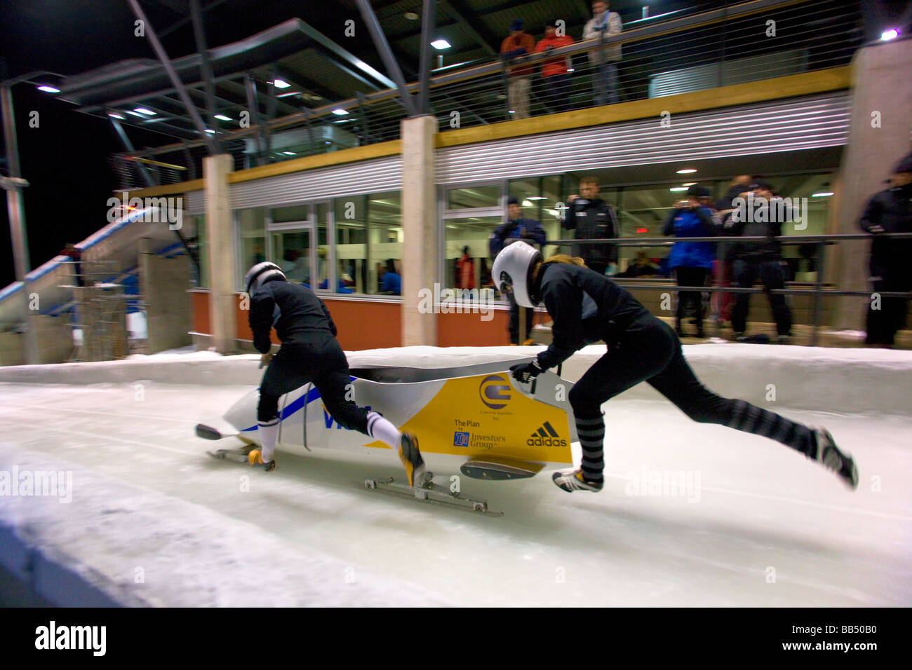 Un bob al Whistler Centro di scorrimento di un impianto sportivo per il invernali di Vancouver 2010 Whistler della Columbia britannica in Canada Foto Stock