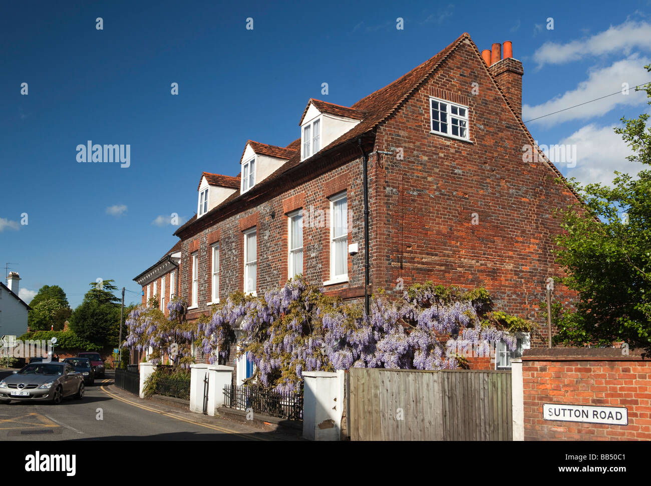 Inghilterra Berkshire Cookham Sutton Road Glicine Wisteria Cottage appeso davanti a John Lewis edificio di partenariato Foto Stock