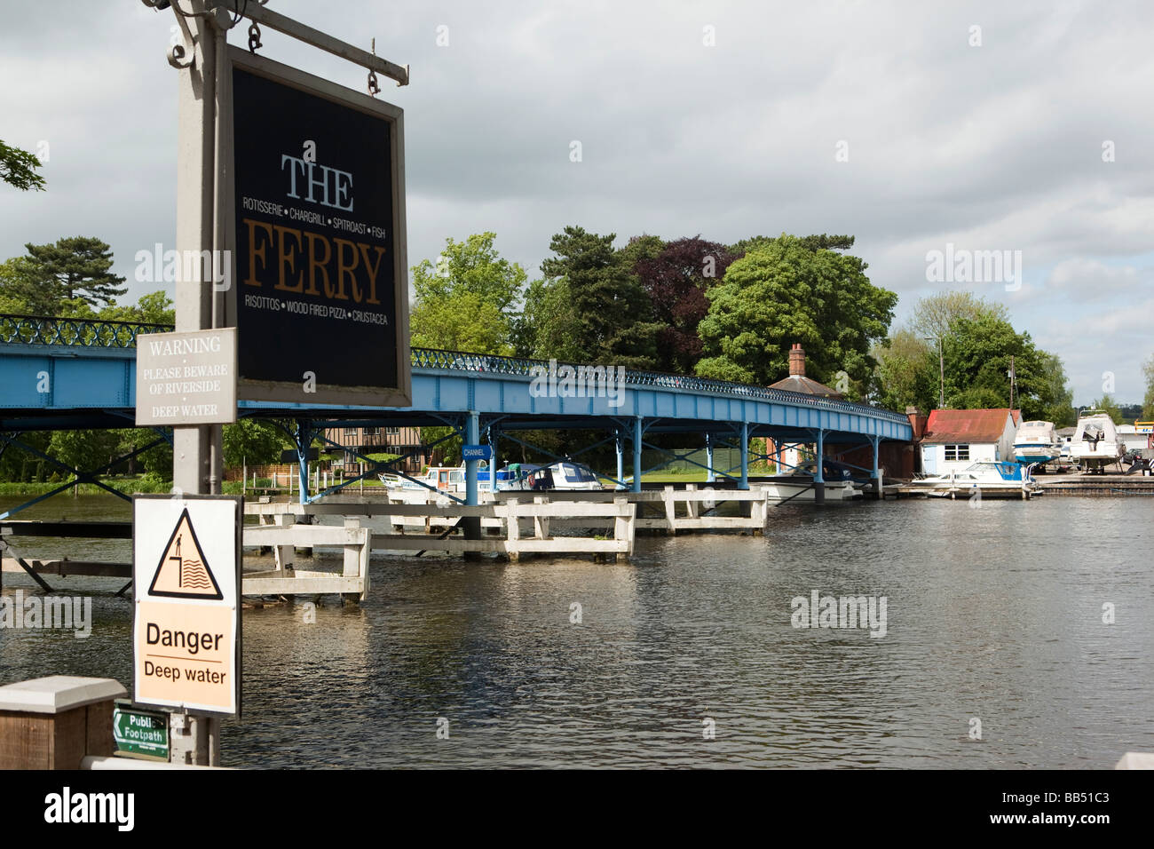 Inghilterra Berkshire Cookham vecchio ponte di ferro sul fiume Tamigi in traghetto Public House Foto Stock