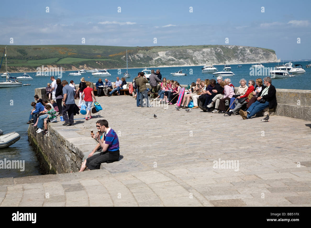 Il Quayside jetty per coloro che godono di sunshine Swanage Dorset, Inghilterra Foto Stock
