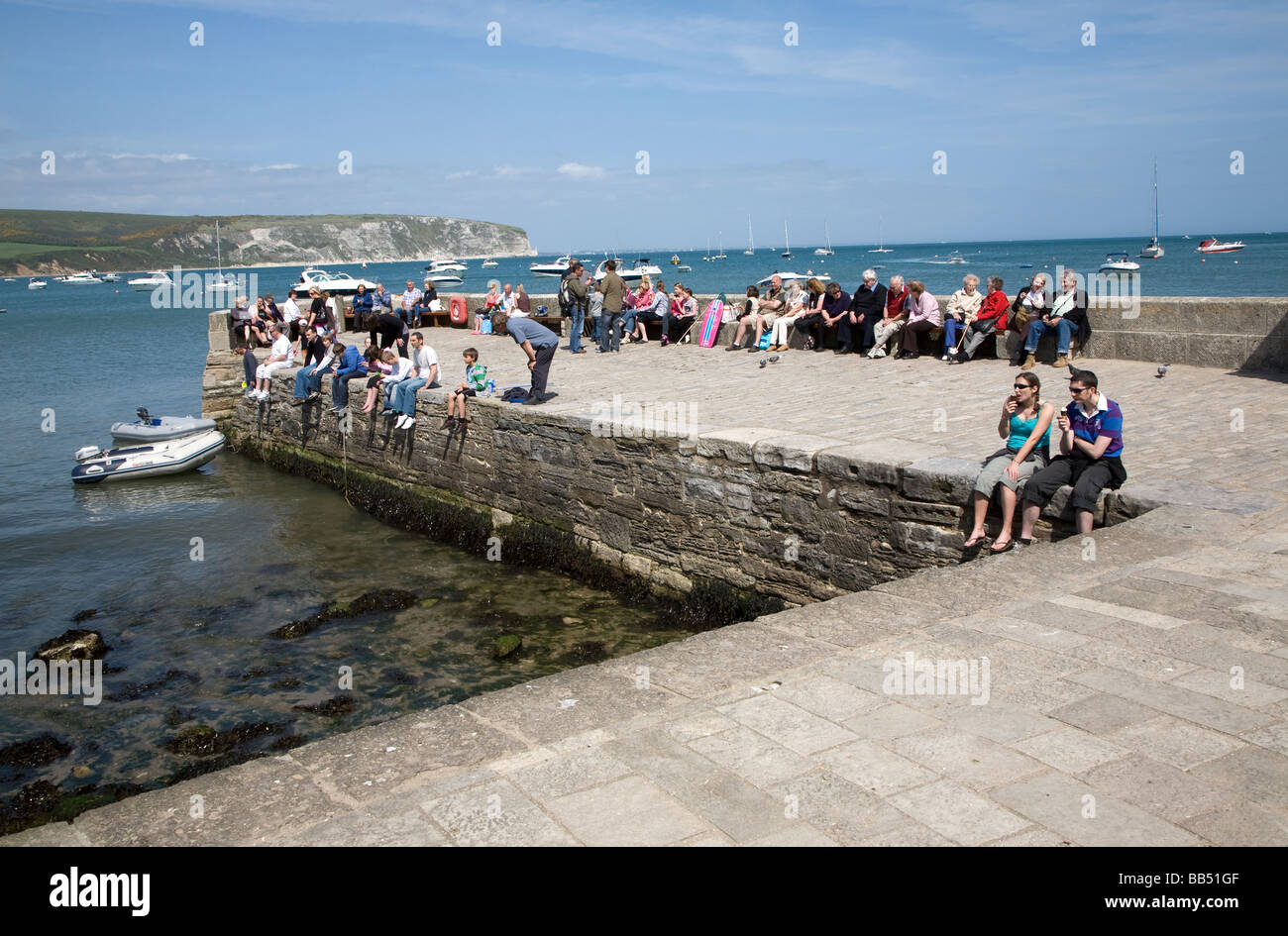Il Quayside jetty per coloro che godono di sunshine Swanage Dorset, Inghilterra Foto Stock