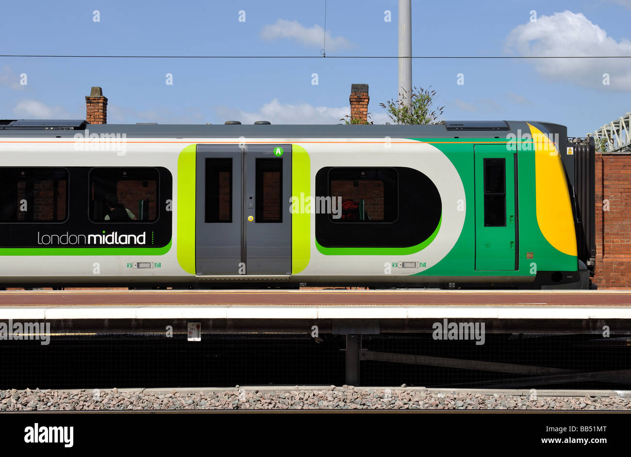 London Midland Desiro il treno alla stazione di Rugby, England, Regno Unito Foto Stock