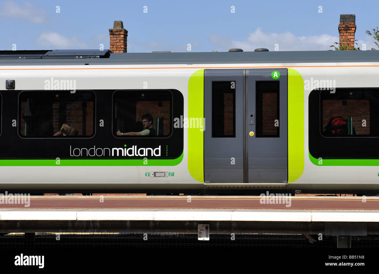 London Midland Desiro il treno alla stazione di Rugby, England, Regno Unito Foto Stock