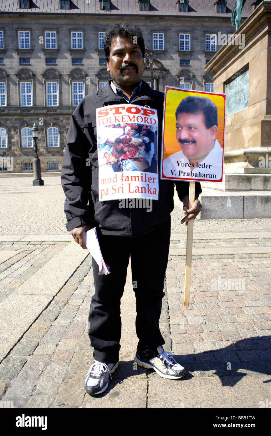 Uomo targhetta di contenimento in corrispondenza di una 'Stop il terrorismo di Stato in Sri Lanka" protesta politica al di fuori del Palazzo Christiansborg, Copenaghen Foto Stock