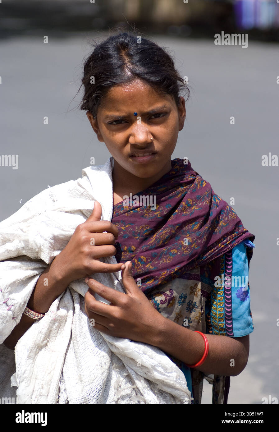 Un bambino indiano la raccolta di rifiuti per il riciclo Foto Stock