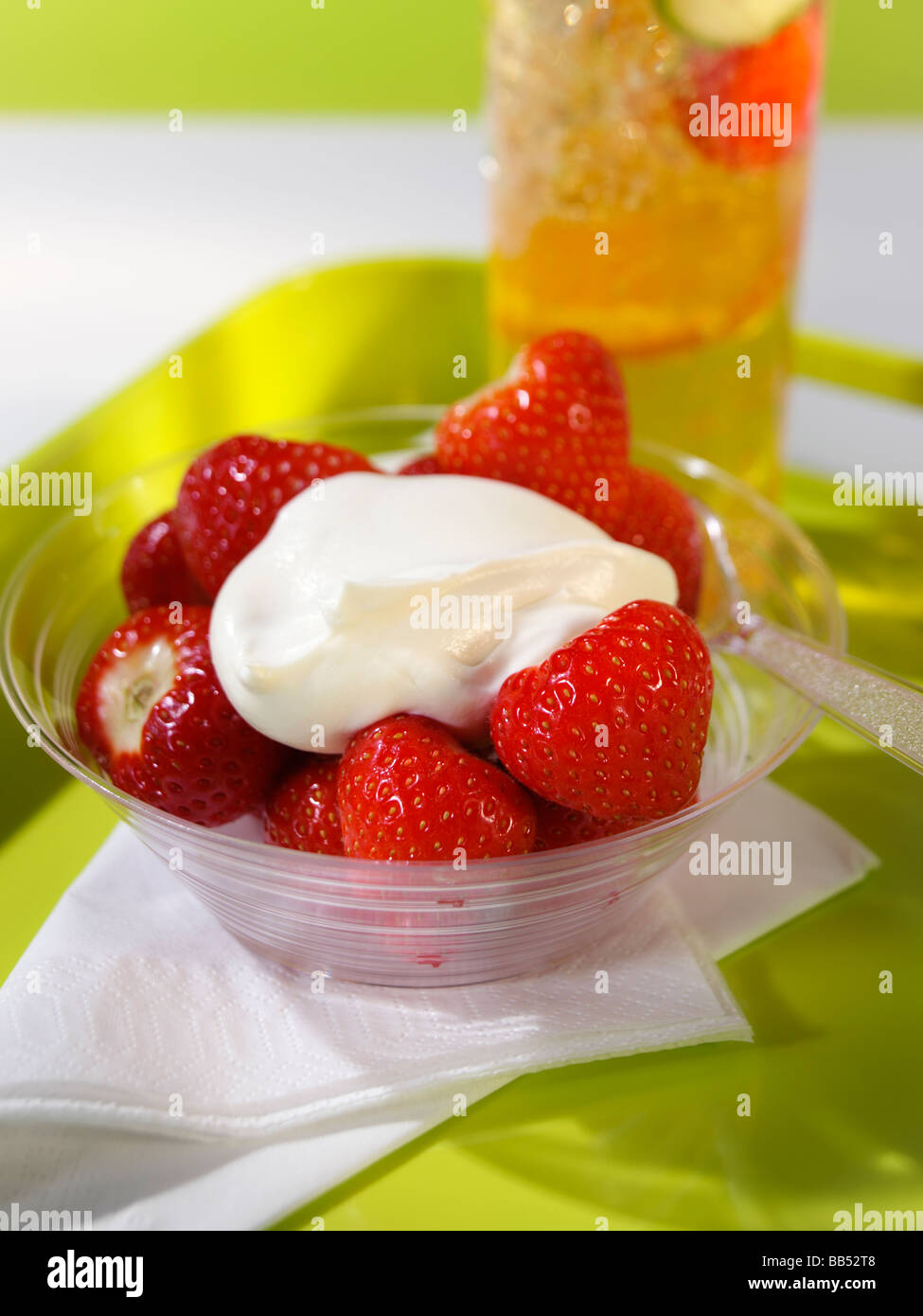 Fragole e panna con un bicchiere di Pimms Foto Stock