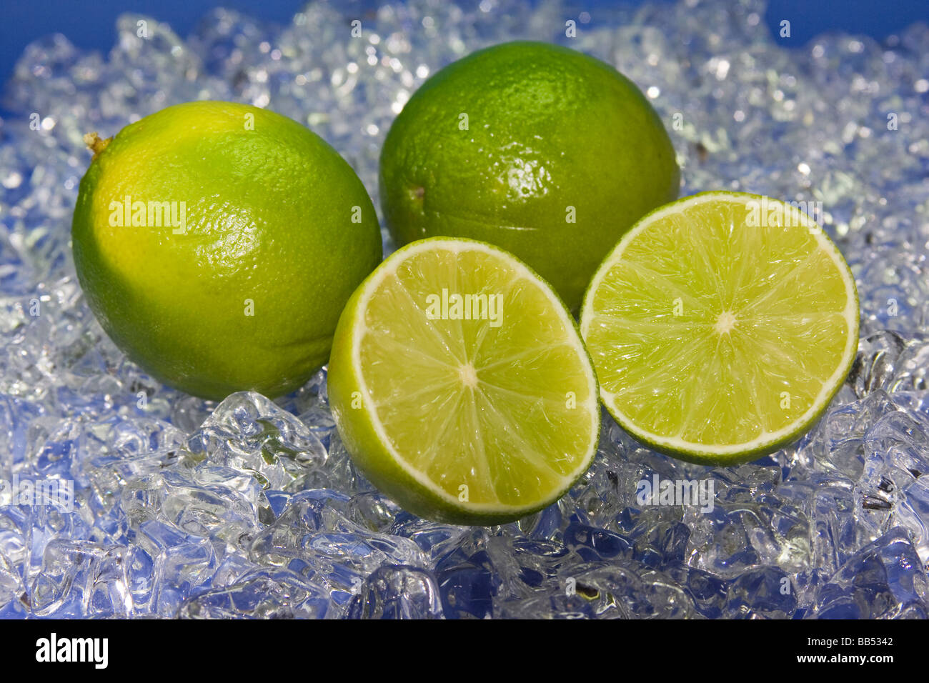 Limone fresco su ghiaccio Foto Stock