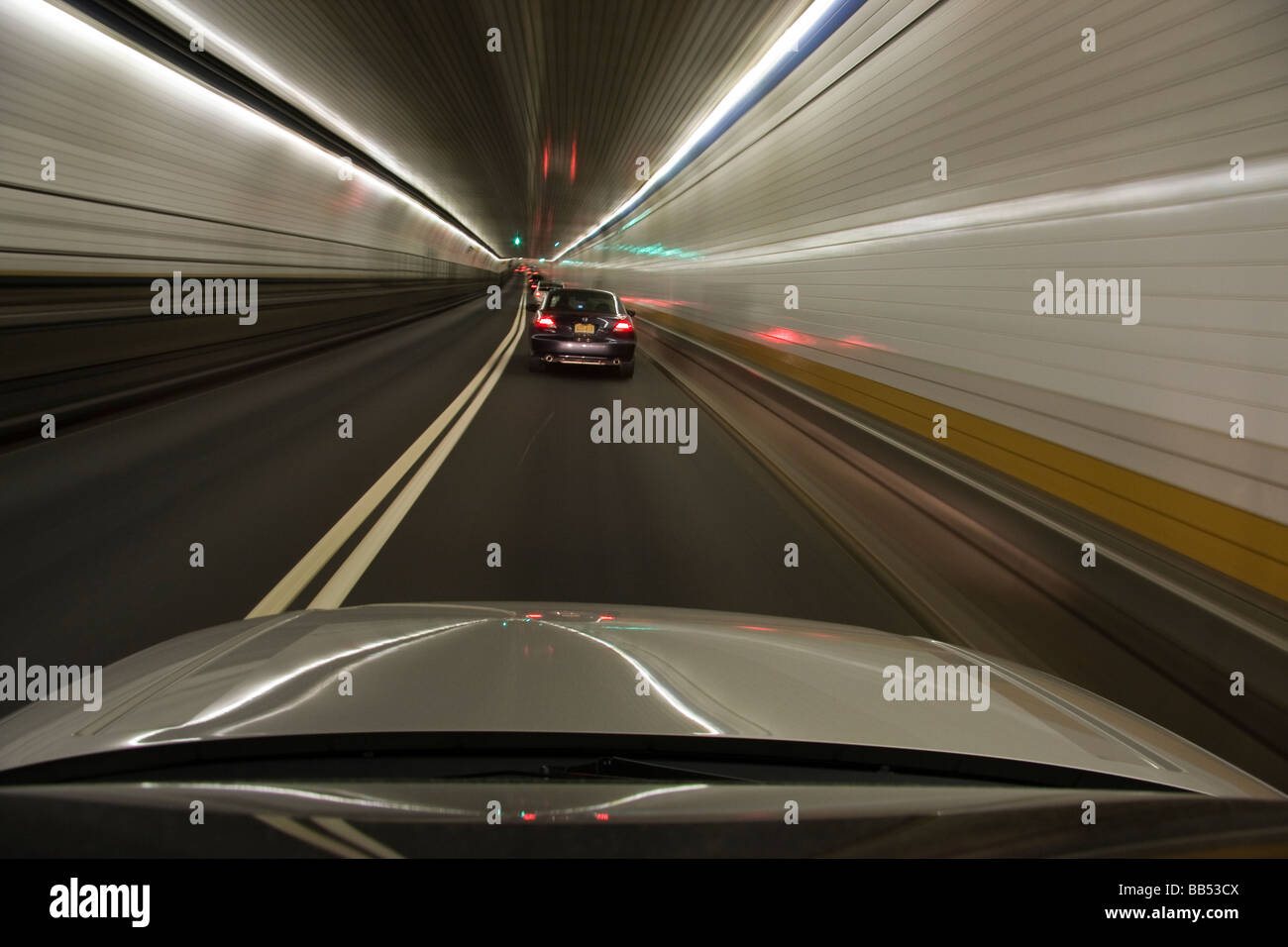 Le autovetture in direzione di New York City in Holland Tunnel, New Jersey. / © Craig M. Eisenberg Foto Stock