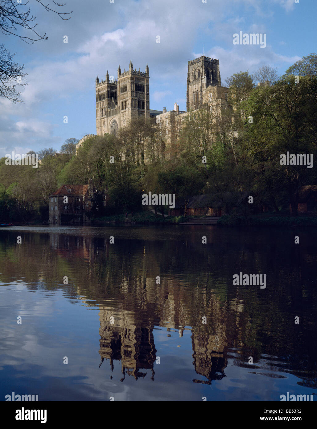 La Cattedrale di Durham fronte ovest che salgono sopra il fiume usura Foto Stock