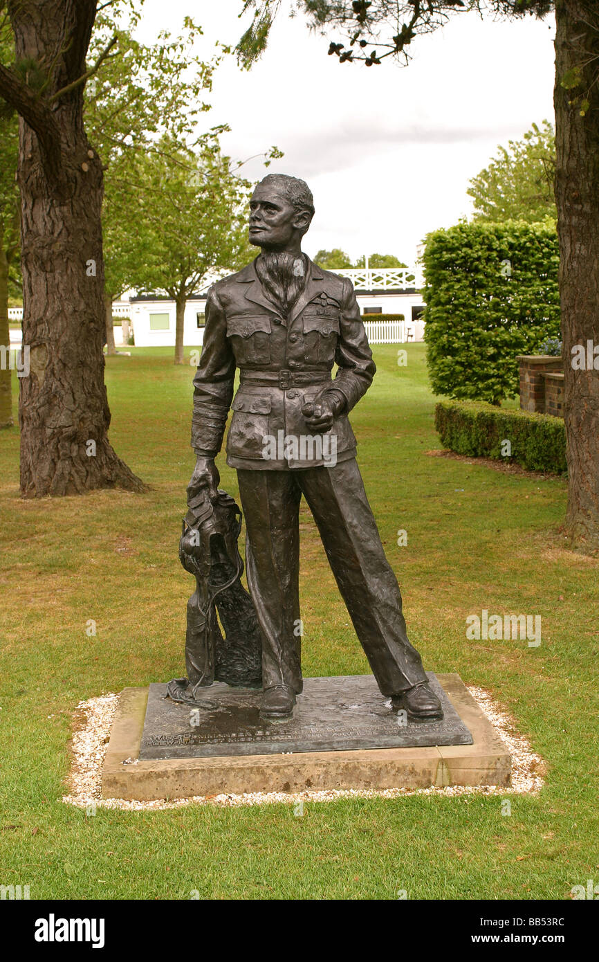 Statua del Capitano del gruppo Sir Douglas Robert Steuart Bader CBE DSO DFC FRAeS Foto Stock