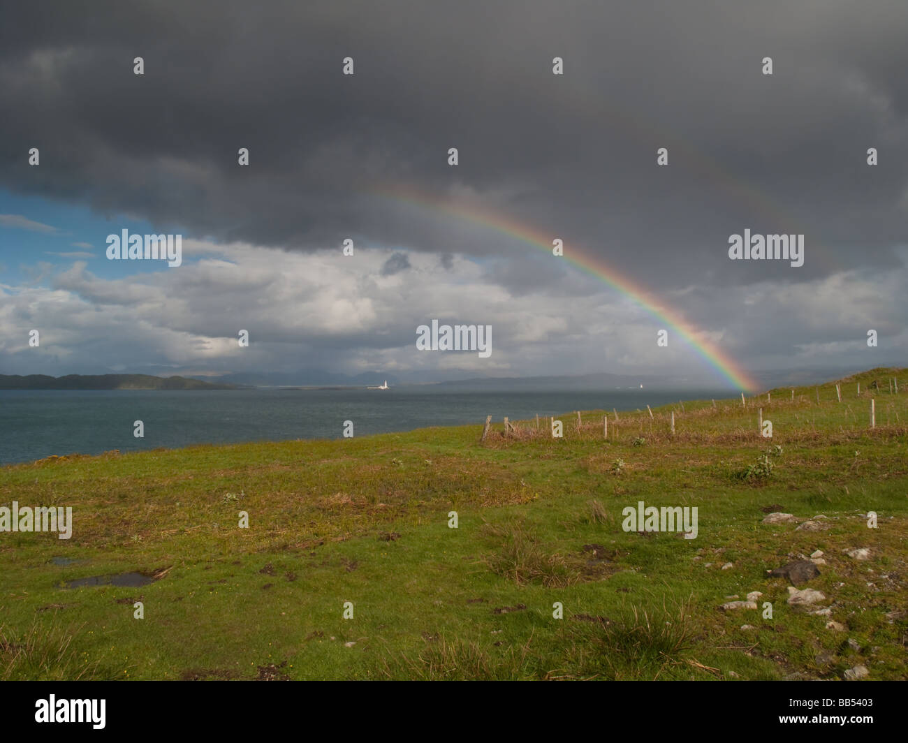 Rainbow durante le tempeste dal Castello di Duart sull'Isle of Mull, Scozia Foto Stock