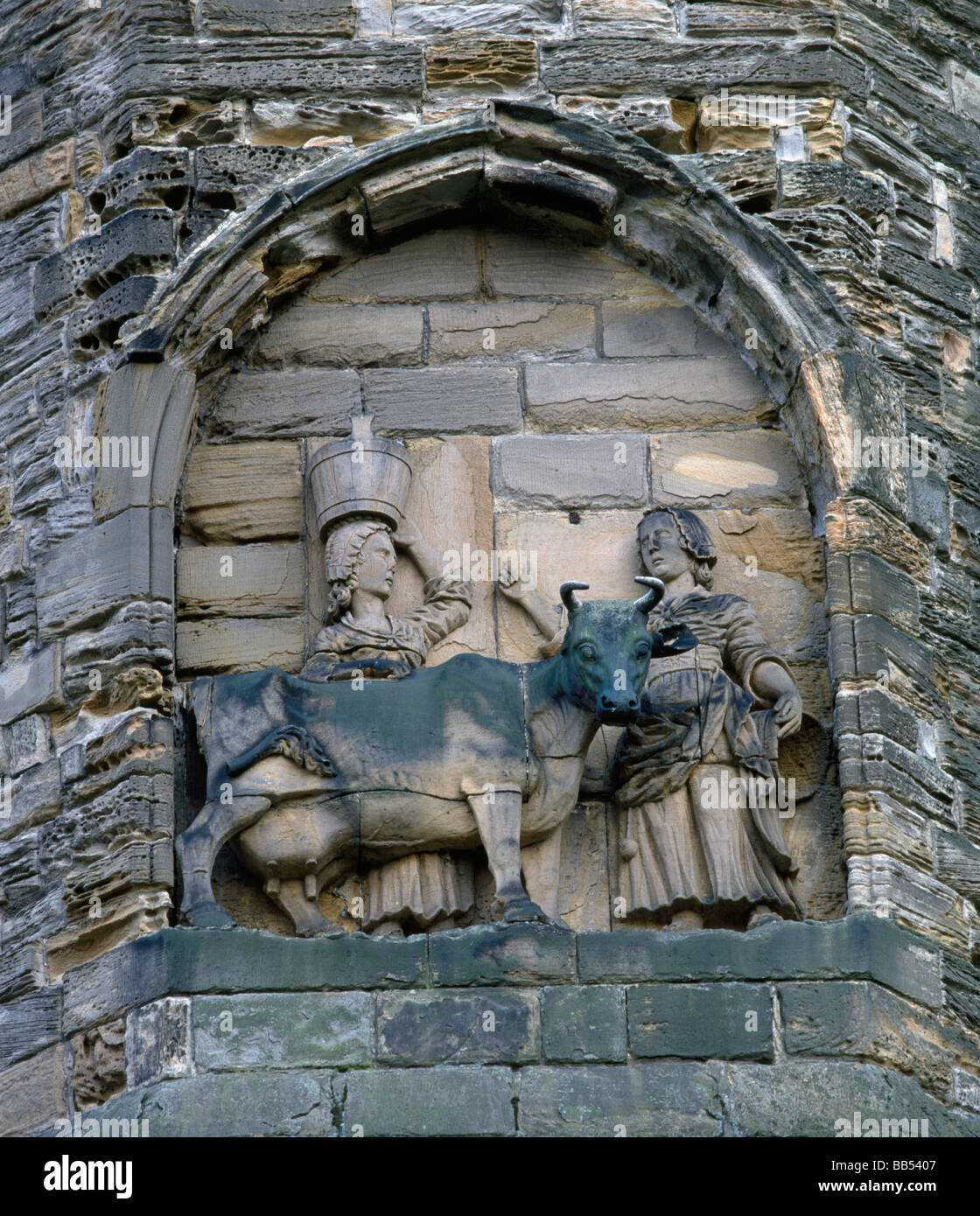 La Cattedrale di Durham Dun Cow xviii secolo scultura sulla parete esterna del transetto di nove altari Foto Stock