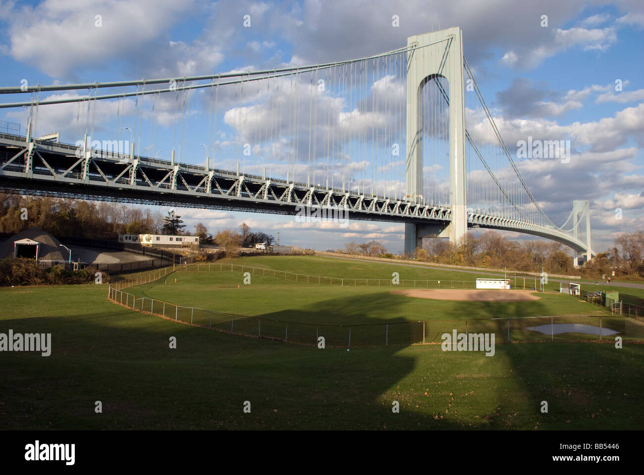 Verrazano Narrows Bridge sospensione Staten Island New York erba orizzontale campo da baseball pastorale cloud assolato pomeriggio vista Foto Stock