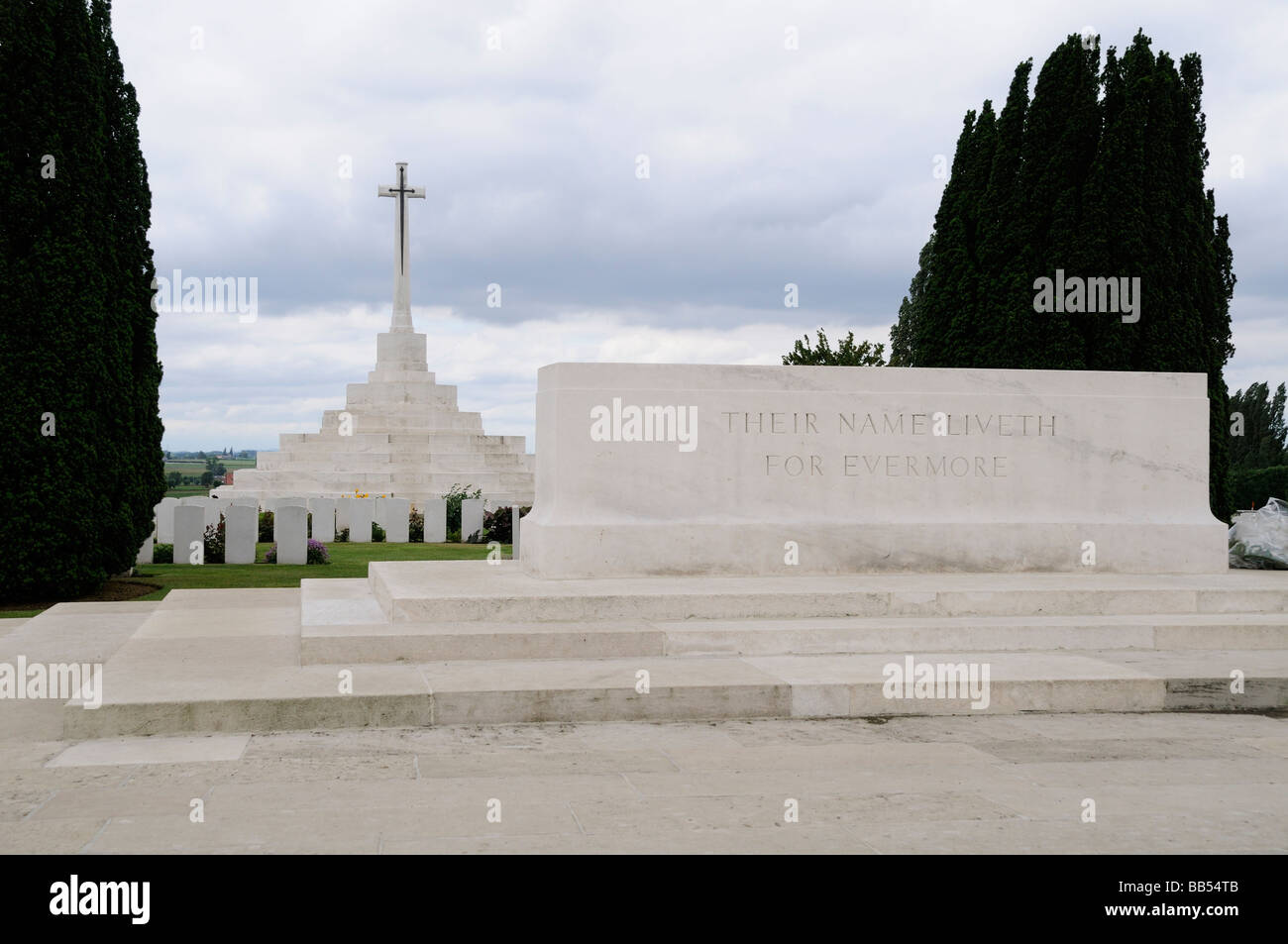 Altare e croce di ricordo a Tyne Cot Cimitero di guerra nei pressi di Ypres in Belgio Foto Stock