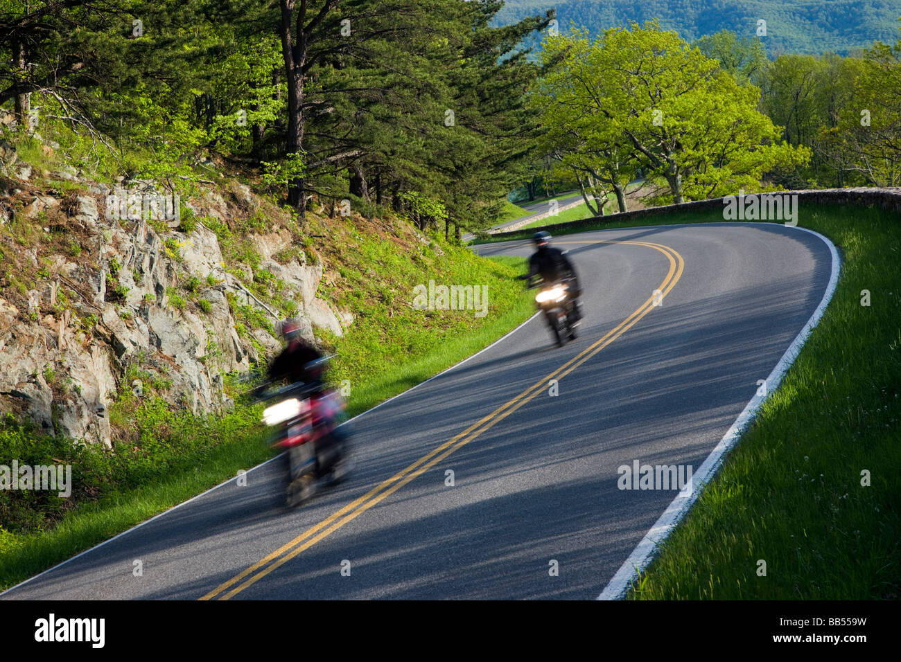 Motocicli sulla Skyline Drive lungo le Blue Ridge Mountains vicino alla manopola del segnale si affacciano nel Parco Nazionale di Shenandoah VA Foto Stock