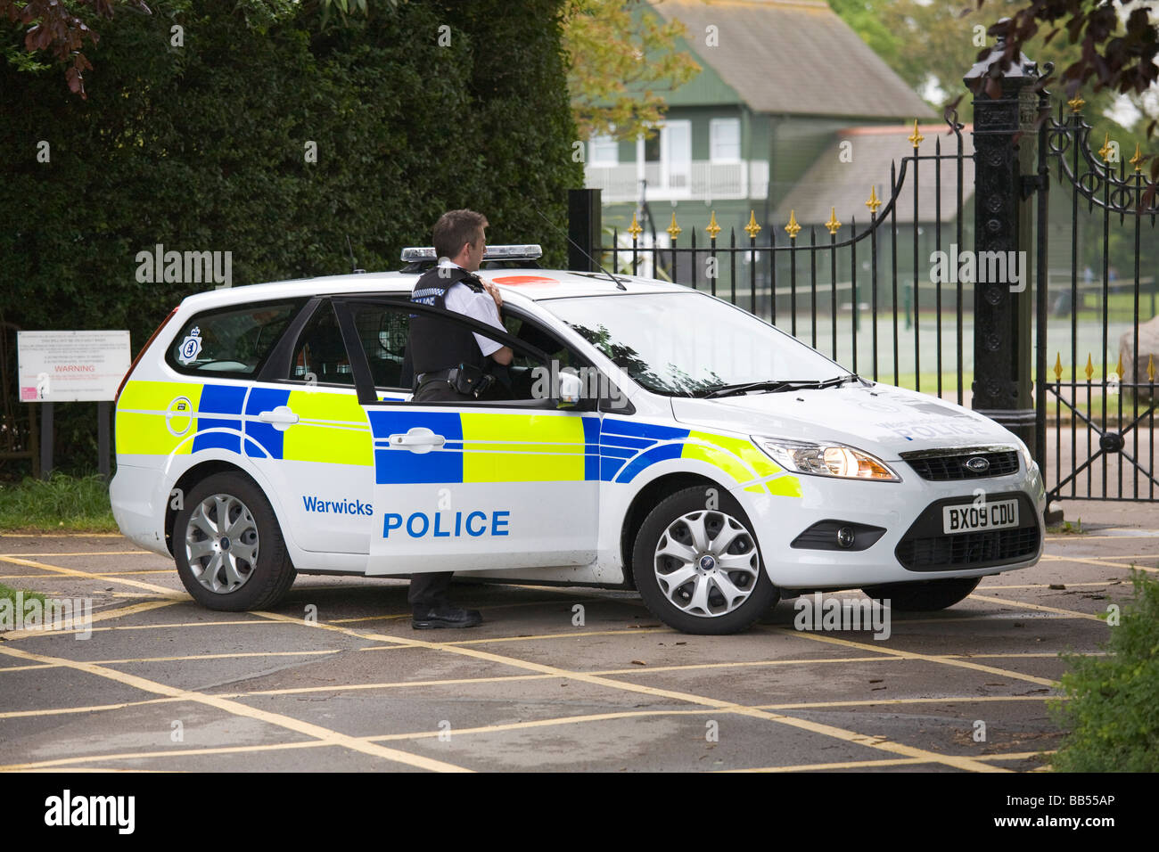 Warwickshire Polizia - funzionario di polizia e la Ford Focus auto della polizia per rispondere a una chiamata in uscita in Leamington Spa Warwickshire Foto Stock
